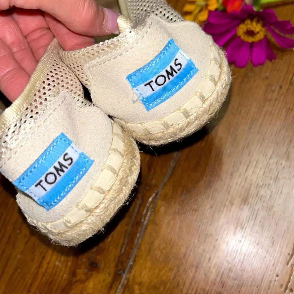 🌸TOMS⭐️LIKE NEW⭐️Tan Espadrille Slip On Mesh Shoes Size 5 GENTLY WORN 1X - Picture 2 of 8